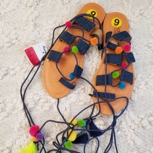 Sandals with pompoms